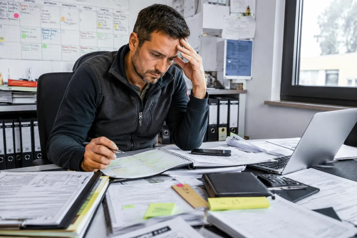 Handwerksunternehmer verwaltet Projekte, Termine und Dokumente und sucht den Überblick über laufende Aufträge